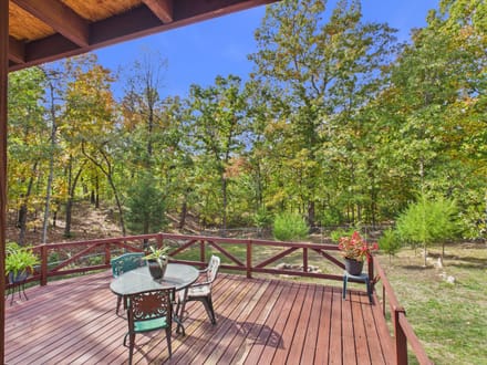 UPDATED HOME NEAR CROWN LAKE | WALK-OUT BASEMENT, BONUS ROOM & FENCED BACKYARD | HORSESHOE BEND, ARKANSAS