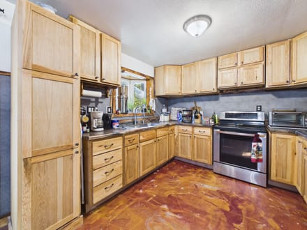 3 Bed/2 Bath Home on 8 Acres Near Rockville, IN