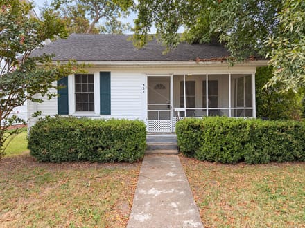 Rusty's Roost- Fully Furnished Retreat Steps from Downtown Clarksdale 