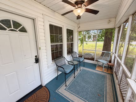 Rusty's Roost- Fully Furnished Retreat Steps from Downtown Clarksdale 