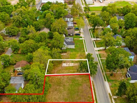 Double building lot in Paris Church Street Historic District