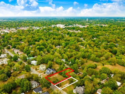 Double building lot in Paris Church Street Historic District