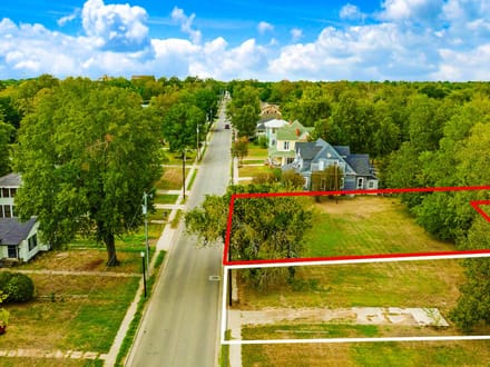 Double building lot in Paris Church Street Historic District