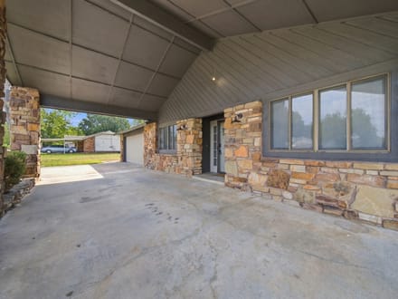 Broken Arrow Updated Home on an Acre