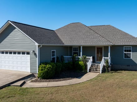 4 JACOB LANE | CAVE CITY, AR | DOUBLE OAKE ESTATES | 2 PRIMARY SUITES | SALTWATER POOL | 4-CAR GARAGE | 1.26± ACRES