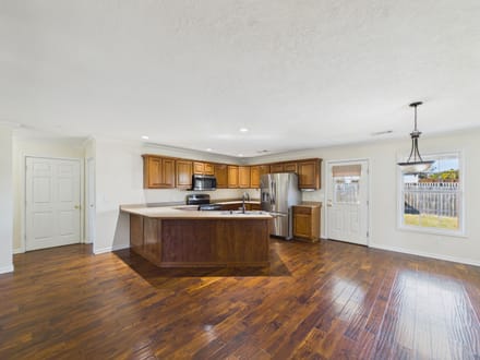4 JACOB LANE | CAVE CITY, AR | DOUBLE OAKE ESTATES | 2 PRIMARY SUITES | SALTWATER POOL | 4-CAR GARAGE | 1.26± ACRES