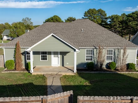 4 JACOB LANE | CAVE CITY, AR | DOUBLE OAKE ESTATES | 2 PRIMARY SUITES | SALTWATER POOL | 4-CAR GARAGE | 1.26± ACRES