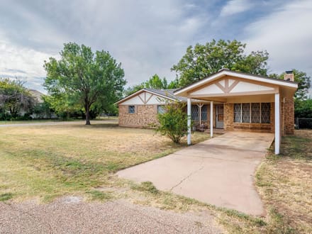 1201 N. 10th Street, Ballinger