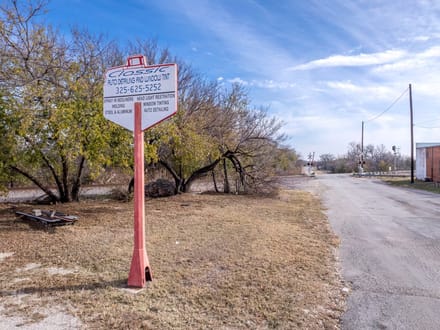 201 E. Liveoak