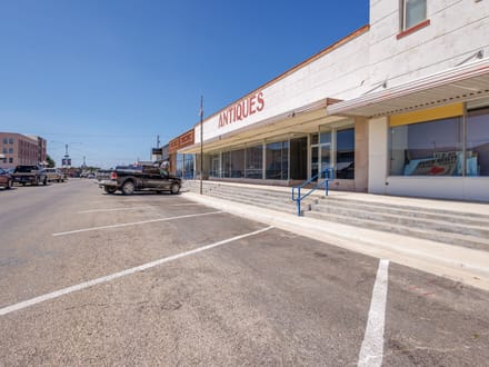 204 Commercial Ave, Coleman