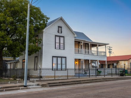 326 W Colorado St, La Grange