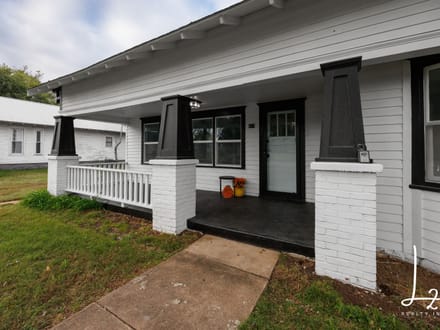 Fresh, Modern & Move-In Ready - 617 N Plum Moline