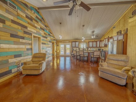 6942 US Hwy 83