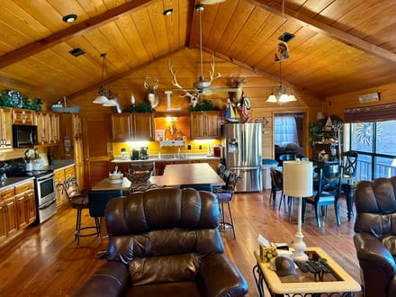 Sweet Apple Landing Cedar Cabin