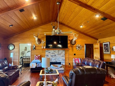 Sweet Apple Landing Cedar Cabin