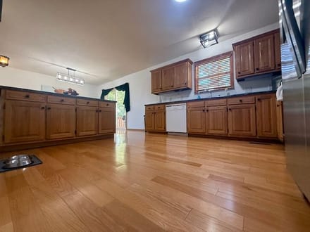 4 Bed/2 Bath, Privacy and Chain Link Fence, Well Maintained. Howell Couny 