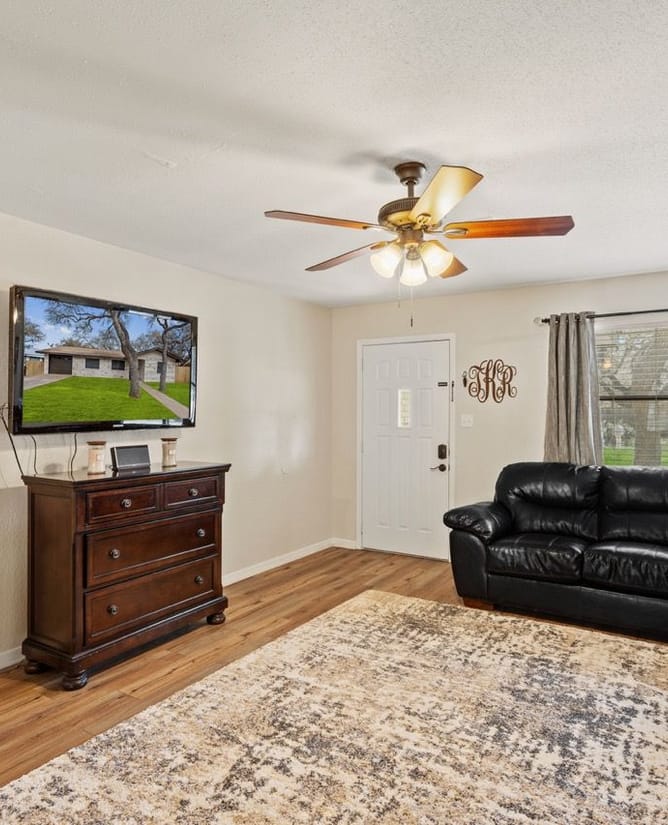 100 Chupadero Dr, Johnson City, TX 78636