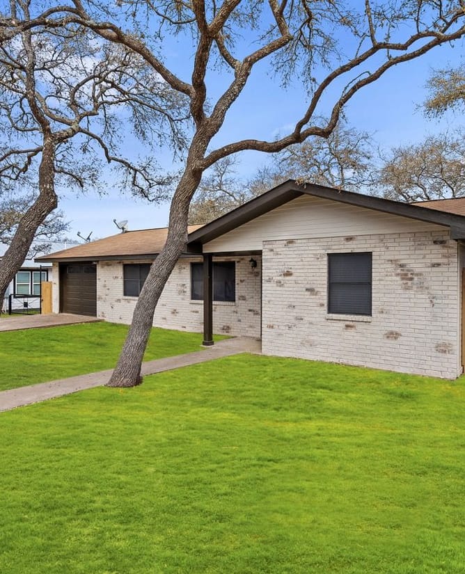 100 Chupadero Dr, Johnson City, TX 78636