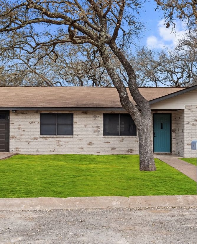 100 Chupadero Dr, Johnson City, TX 78636