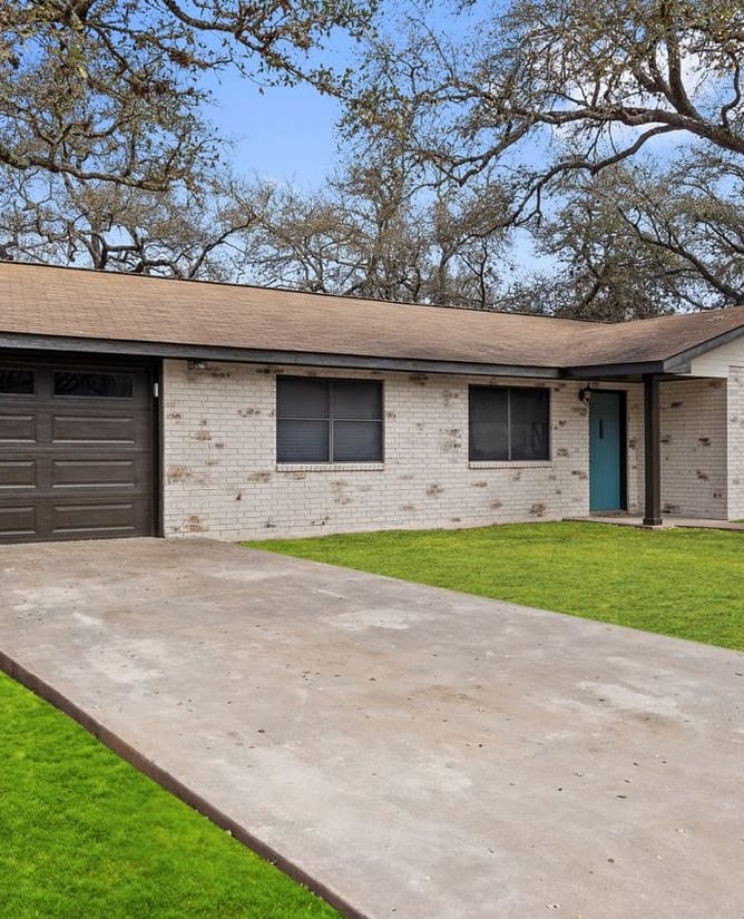 100 Chupadero Dr, Johnson City, TX 78636