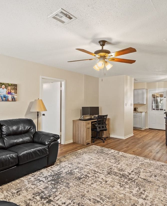 100 Chupadero Dr, Johnson City, TX 78636