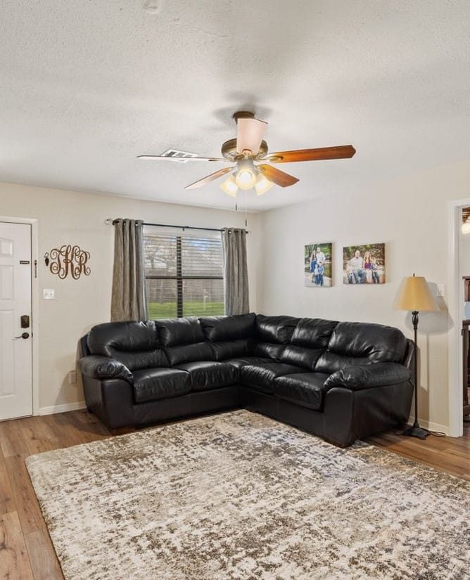 100 Chupadero Dr, Johnson City, TX 78636