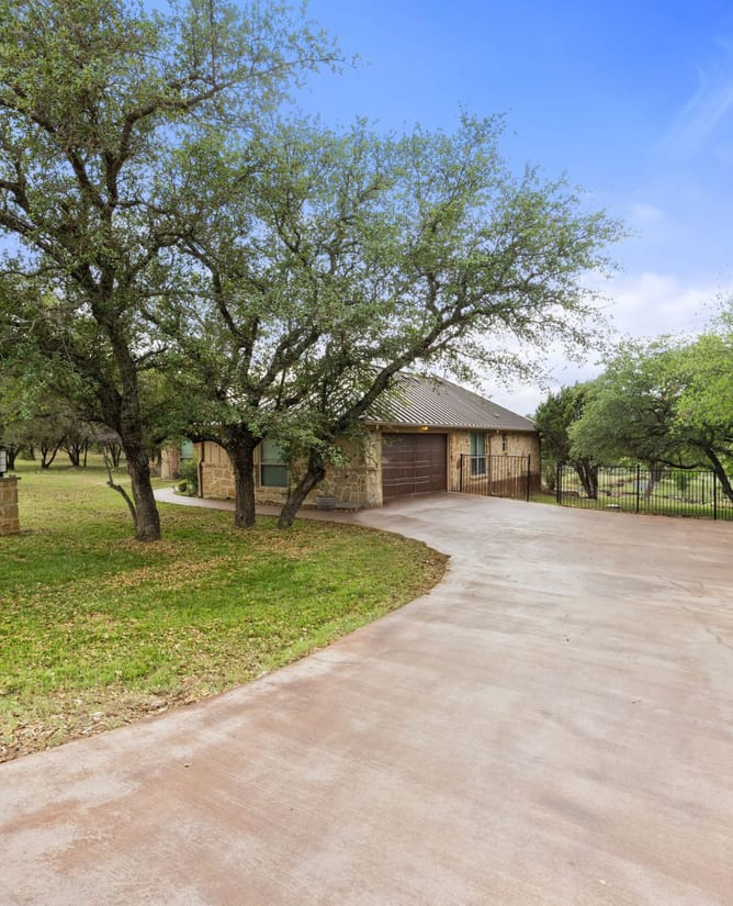 215 Maverick Circle, Horseshoe Bay, TX