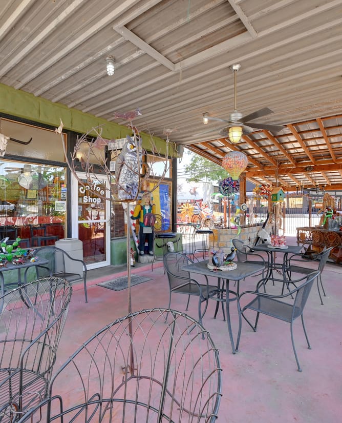 100 W Main St | Commercial Building off Hwy 290