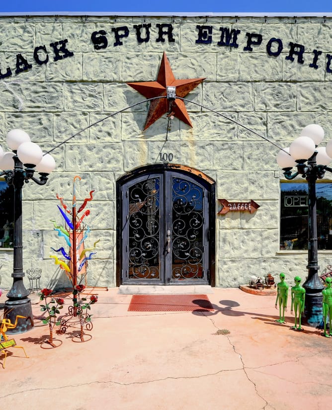 100 W Main St | Commercial Building off Hwy 290