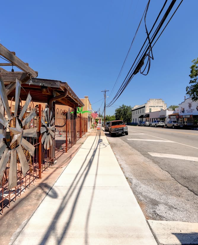 100 W Main St | Commercial Building off Hwy 290