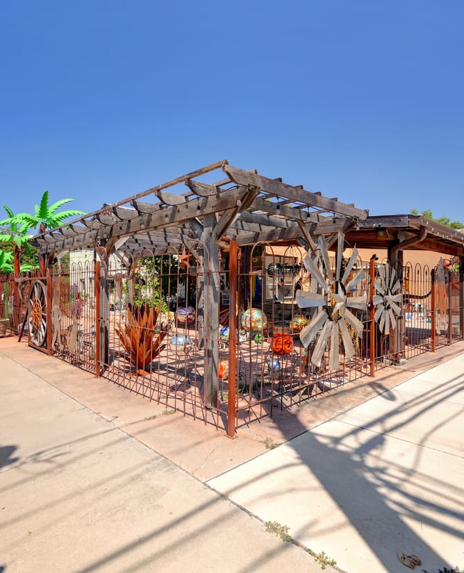 100 W Main St | Commercial Building off Hwy 290