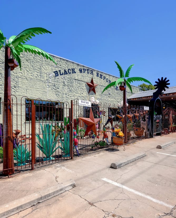 100 W Main St | Commercial Building off Hwy 290