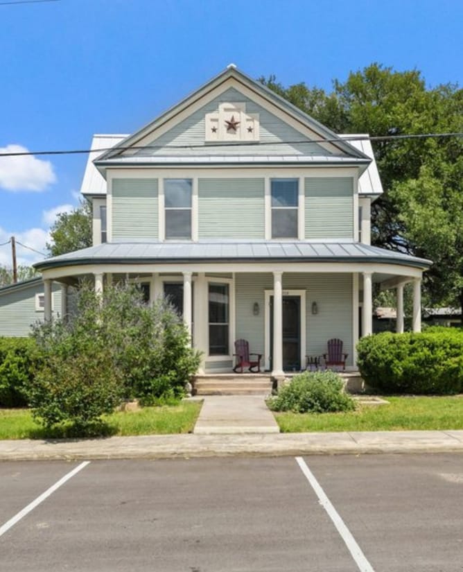 208 N Avenue G, Johnson City, TX 78636