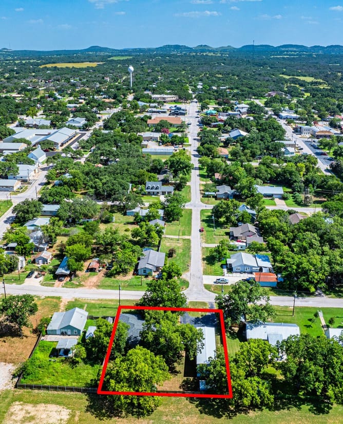301 E Ash Dr, Johnson City, Texas 78636