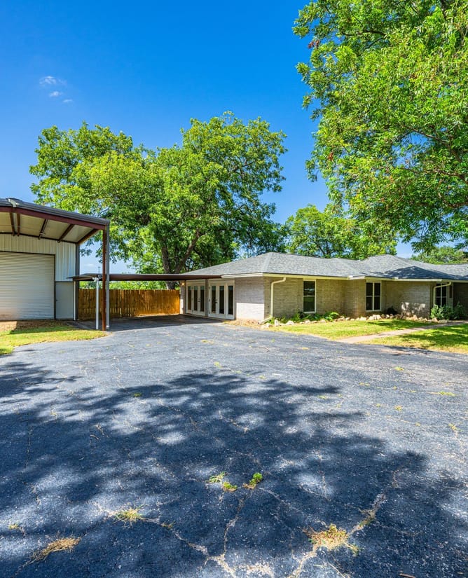 301 E Ash Dr, Johnson City, Texas 78636