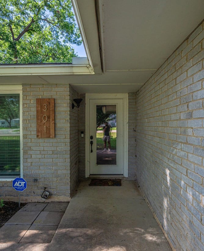 301 E Ash Dr, Johnson City, Texas 78636