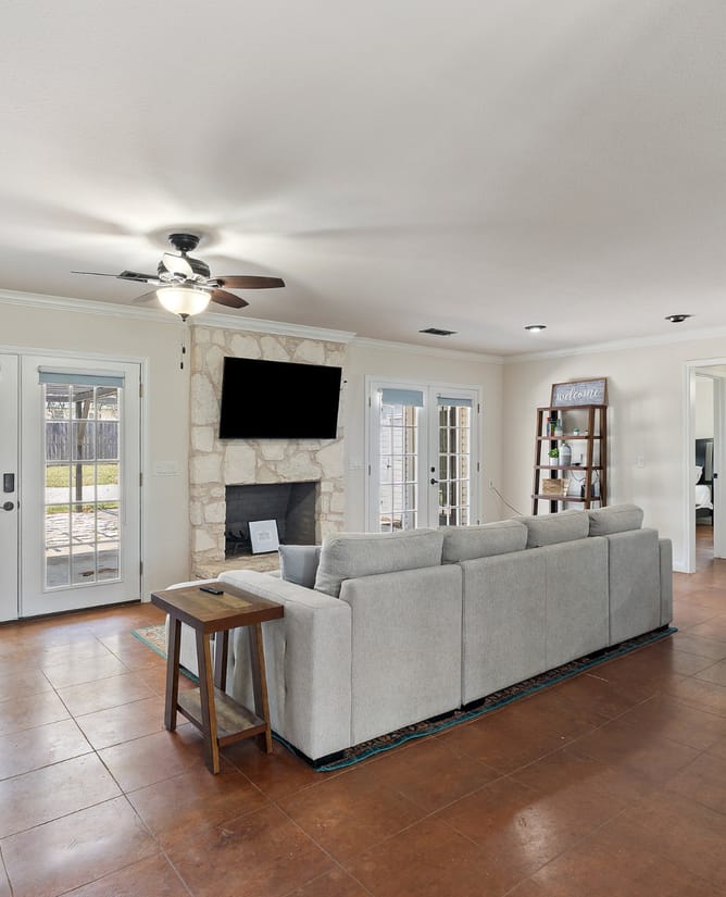 710 Ranchview Dr, Johnson City, TX 78636