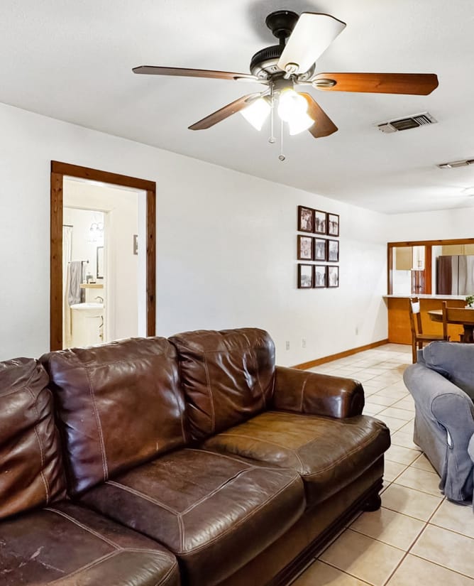607 W Bluebonnet Ln, Johnson City, TX 78636