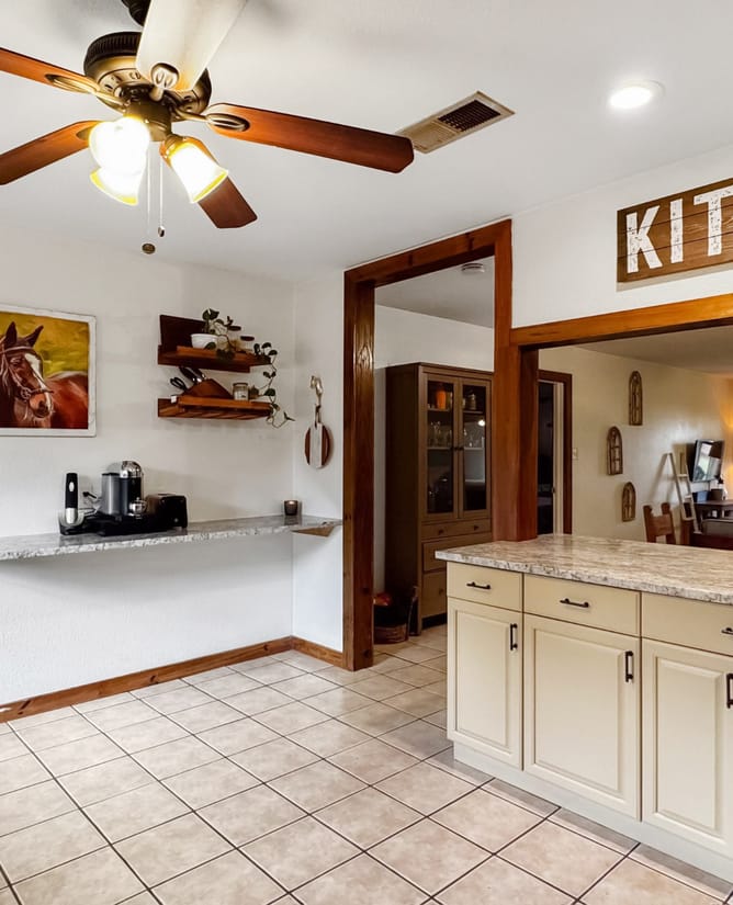 607 W Bluebonnet Ln, Johnson City, TX 78636