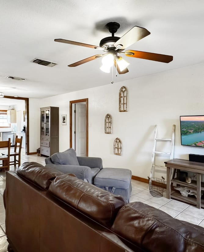 607 W Bluebonnet Ln, Johnson City, TX 78636