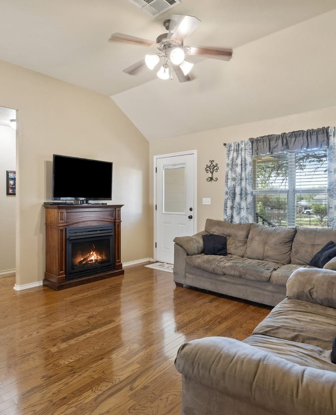 113 E Dawn Dr, Johnson City, TX