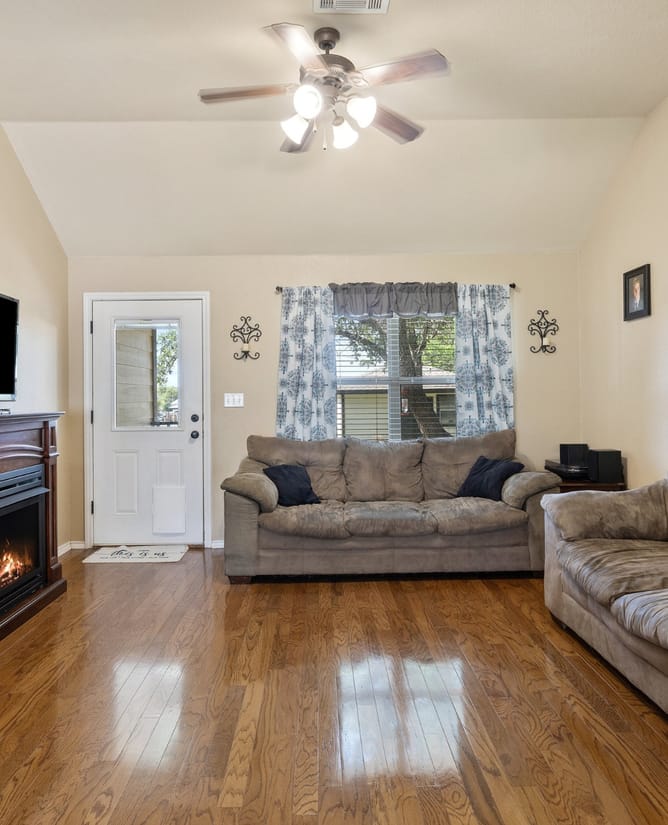 113 E Dawn Dr, Johnson City, TX