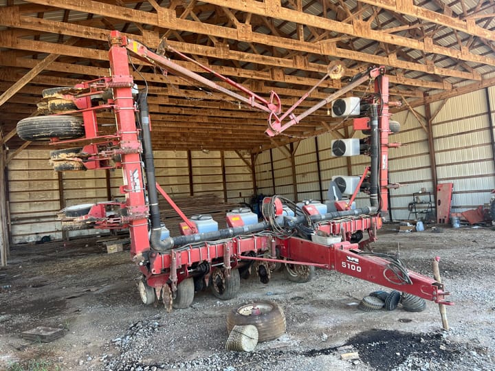 White Farm Equipment 5100 Planter 1 