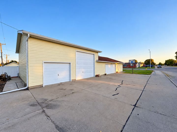 3217 W 2nd St North Platte Ne Garage Driveway Angle 4046