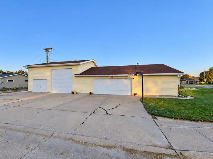 3217 W 2nd St North Platte Ne Garage Front And Parking 4045