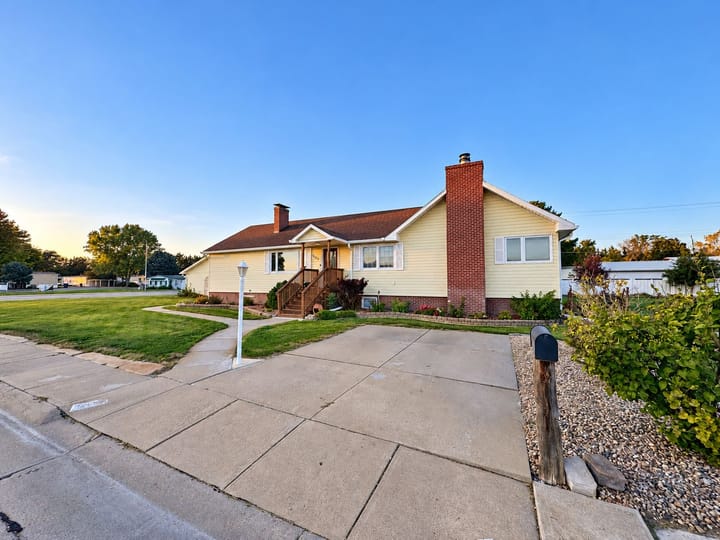 3217 W 2nd St North Platte Ne Front Exterior And Driveway 4018