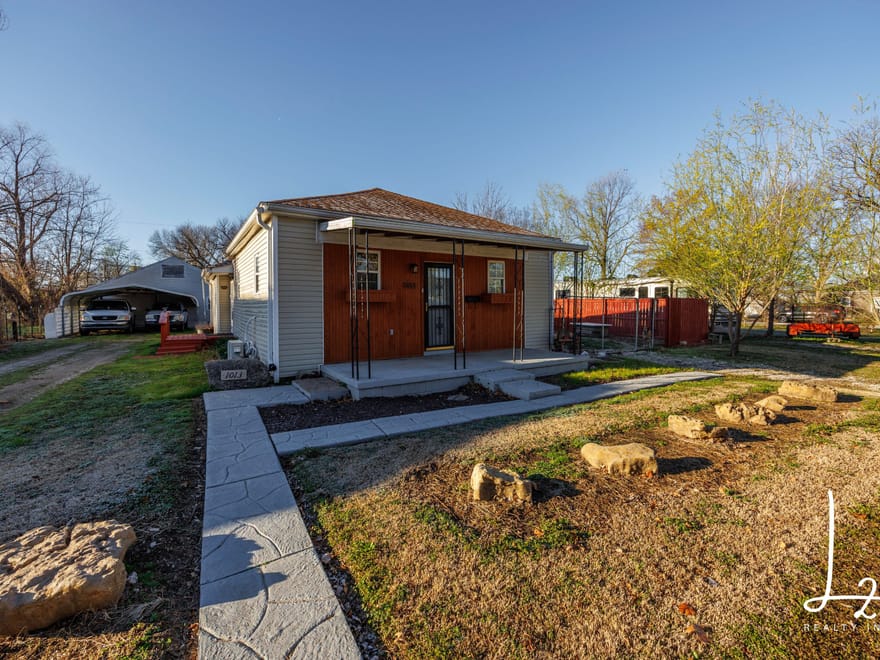 2 Bed 1 Bath Home With Many Perks