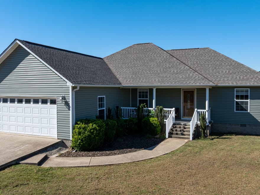 4 JACOB LANE | CAVE CITY, AR | DOUBLE OAKE ESTATES | 2 PRIMARY SUITES | SALTWATER POOL | 4-CAR GARAGE | 1.26± ACRES