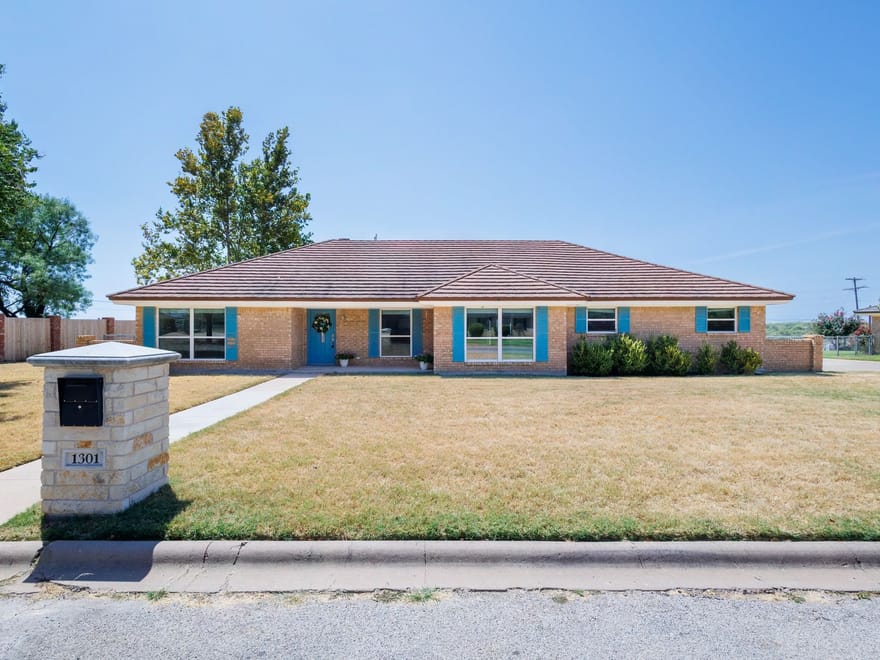 1301 Hillcrest, Coleman