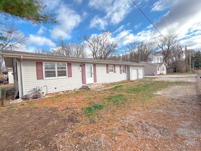 300 E. Clay St, Pleasant Hill, IL